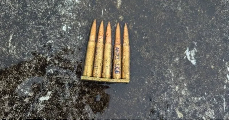 Aumentan a 2 los muertos por tiroteo en oficinas de ICE en Dallas; hallan mensajes anti-ICE en los casquillos del francotirador. 📸 FBI-The Border Reports
