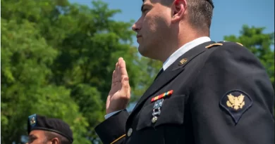 Naturalización por servicio militar en Estados Unidos, Guía completa de ti y tus familiares, revisa los requisitos. 📸 USCIS-The Border Reports