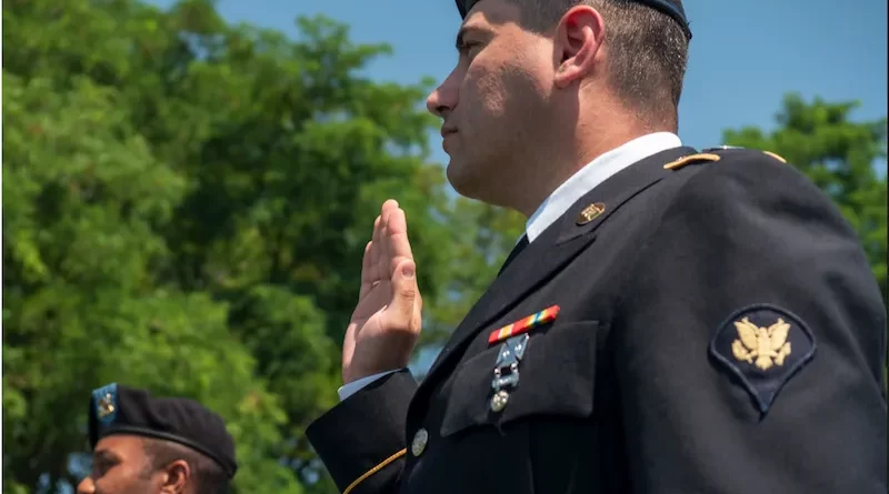 Naturalización por servicio militar en Estados Unidos, Guía completa de ti y tus familiares, revisa los requisitos. 📸 USCIS-The Border Reports