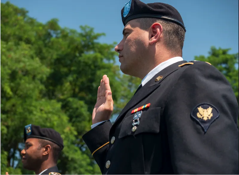 Naturalización por servicio militar en Estados Unidos, Guía completa de ti y tus familiares, revisa los requisitos. 📸 USCIS-The Border Reports
