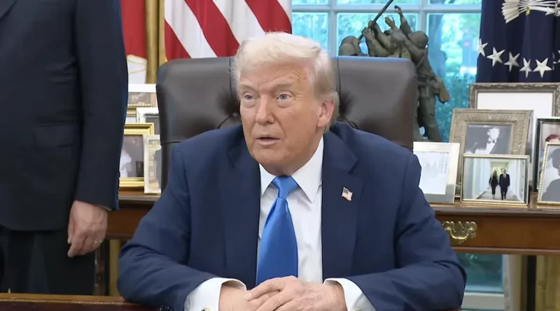 Trump impone cuota de 100 mil dólares para visa de trabajo H1B de no inmigrante para profesionistas con nueva orden ejecutiva. 📸 WH-The Border Reports