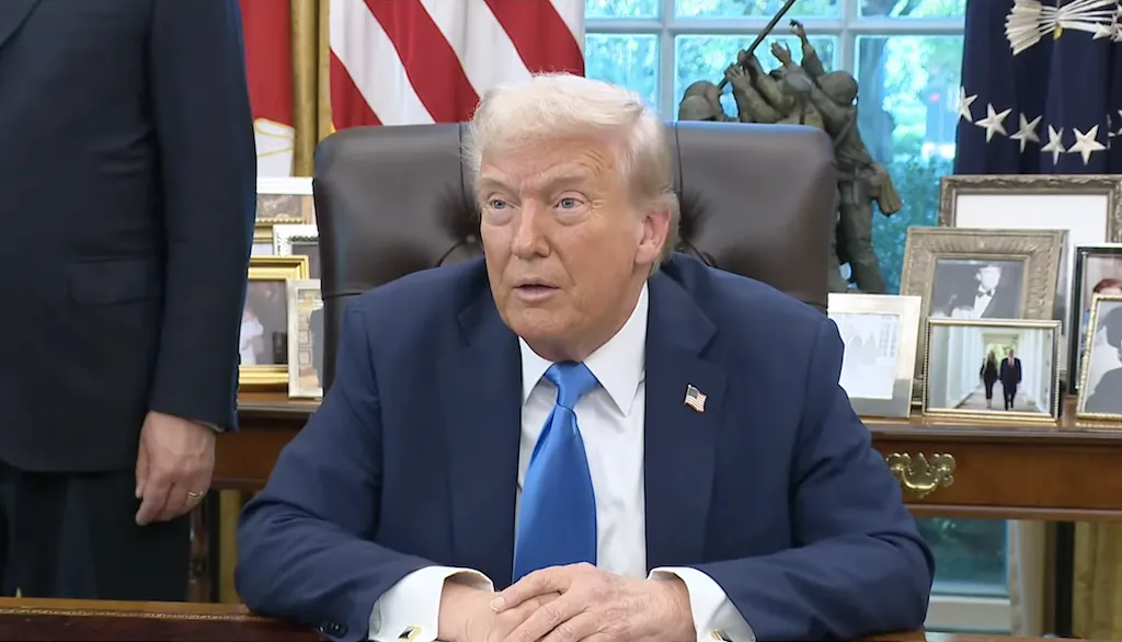 Trump impone cuota de 100 mil dólares para visa de trabajo H1B de no inmigrante para profesionistas con nueva orden ejecutiva. 📸 WH-The Border Reports
