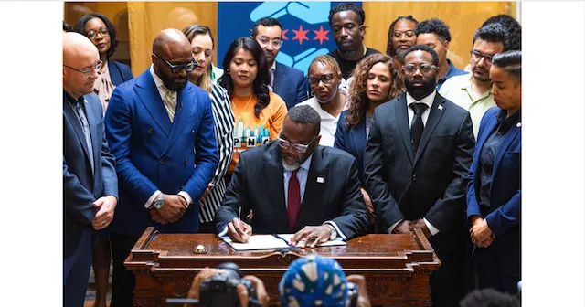ICE Free Zone, Brandon Johnson, alcalde de Chicago firma orden para bloquear redadas migratorias. Photo-CityofChicago-The Border Reports