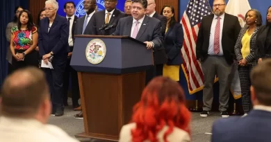 JB Pritzker demanda a Trump por invasión militar en Chicago y suburbios de Illinois. 📸 Pritzker-The Border Reports