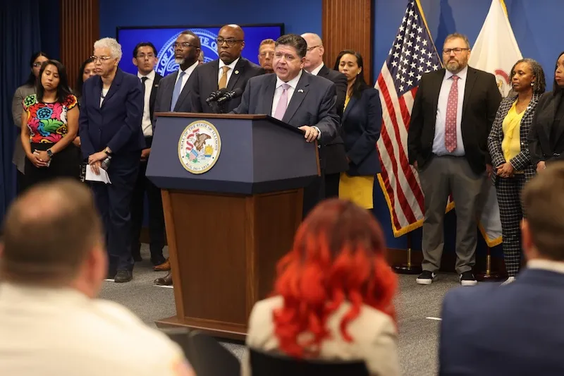 JB Pritzker demanda a Trump por invasión militar de la Guardia Nacional en Chicago y suburbios de Illinois