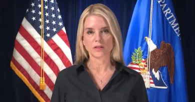 Pam Bondi lanza advertencia ante agresiones en protestas migratorias contra el ICE. 📸 USDOJ-The Border Reports