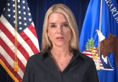 Pam Bondi lanza advertencia ante agresiones en protestas migratorias contra el ICE. 📸 USDOJ-The Border Reports