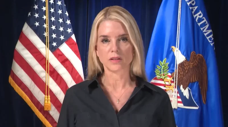 Pam Bondi lanza advertencia ante agresiones en protestas migratorias contra el ICE. 📸 USDOJ-The Border Reports