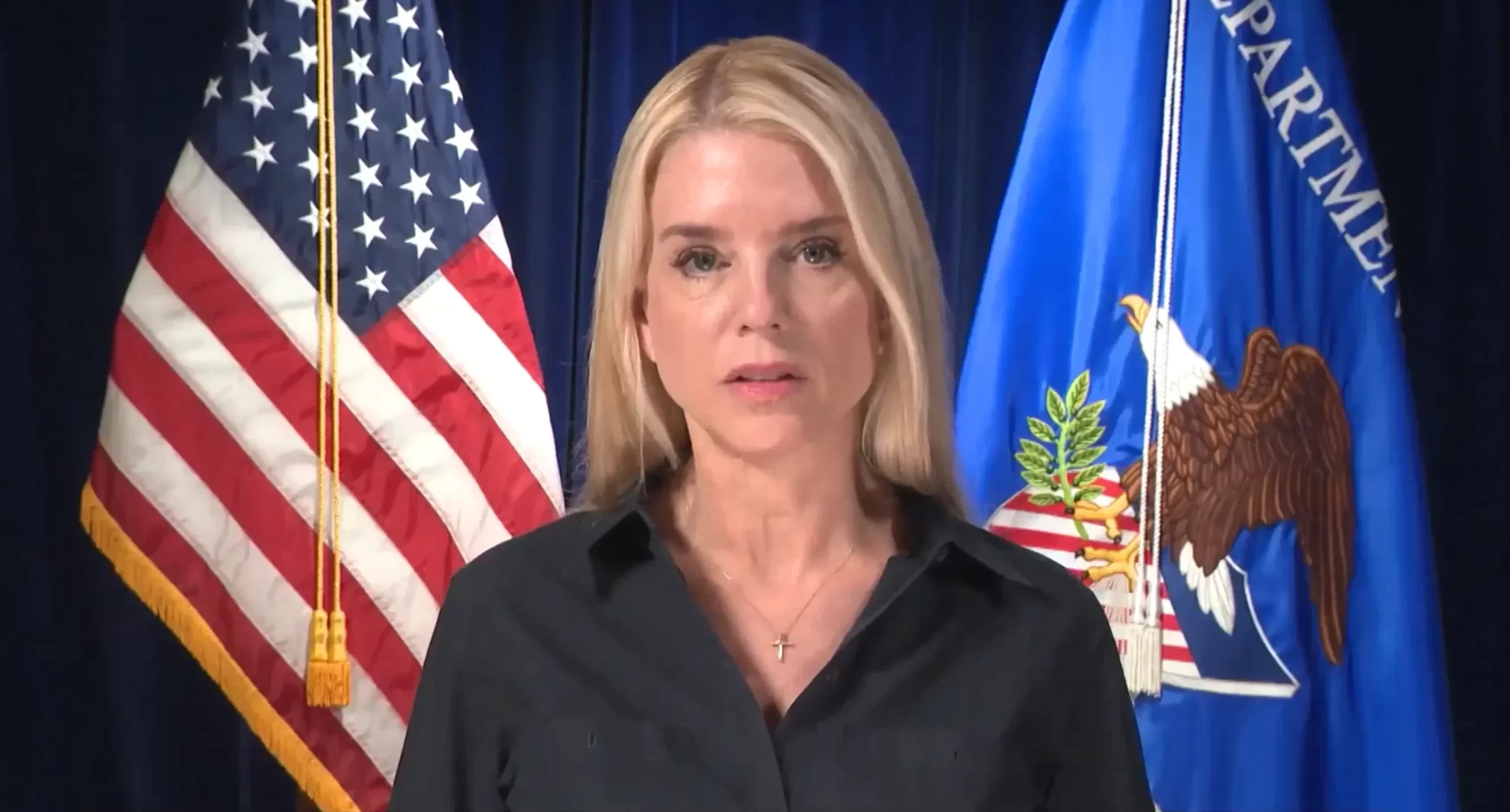Pam Bondi lanza advertencia ante agresiones en protestas migratorias contra el ICE. 📸 USDOJ-The Border Reports