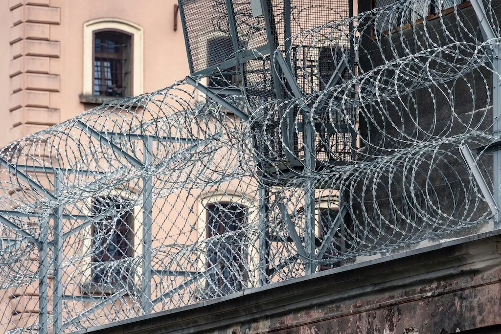 Prostitución infantil en Juárez, Texano que se grababa con niñas sentenciado en EU. 📸 Unsplash-pawel-czerwinski-The Border Reports