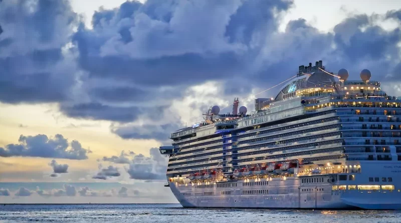 ¡Alerta! Brote de Norovirus en Crucero Serenade de Royal Caribbean. Pic.Peter-Hansen-Unsplash- The Border Reports