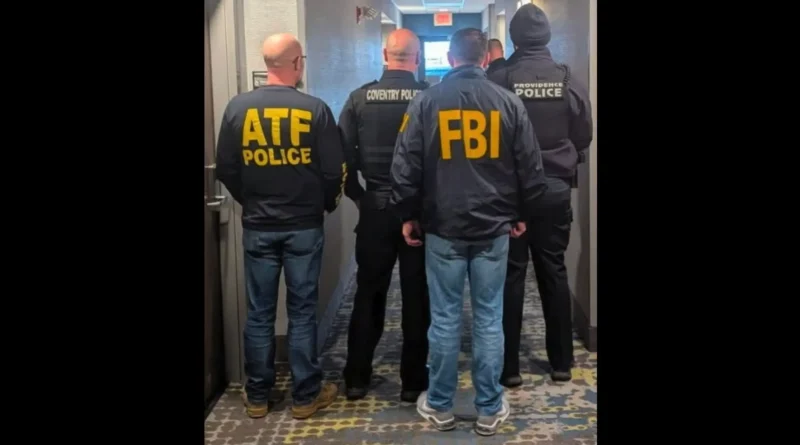 Brown University y FBI capturan arresto de persona de interés en el tiroteo, lo hallan en hotel de Providence. 📸 FBI-The Border Reports