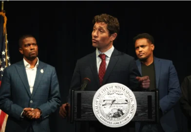 Redadas migratorias provocan miedo y cierre de negocios, denuncia alcalde de Minneapolis, Jacob Frey . 📸 Minneapolis City-The Border Reports