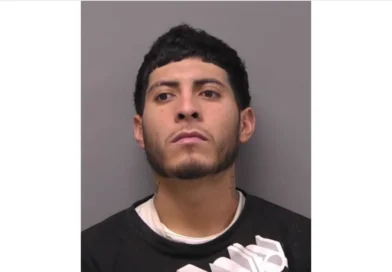 Sentencian con pena máxima a migrante por agredir a un agente de ICE y resistirse al arresto. 📸 ICE-The Border Reports