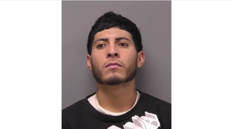 Sentencian con pena máxima a migrante por agredir a un agente de ICE y resistirse al arresto. 📸 ICE-The Border Reports