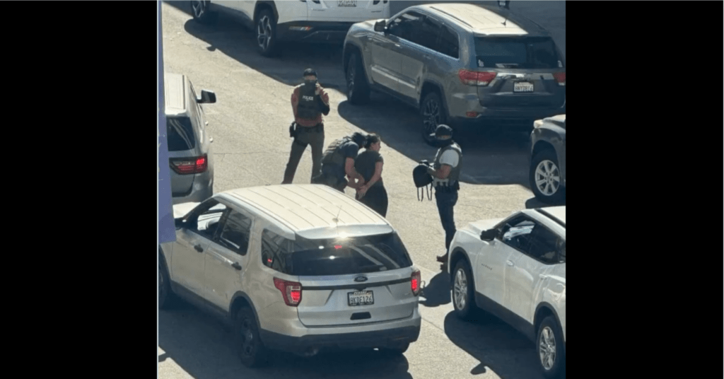 Operativo de ICE en el Downtown de San Diego: Detienen a mujer frente a escuela de leyes. X post -The Border Reports