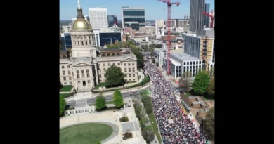 Masivas protestas “No Kings” en EU; en Atlanta miles marchan alrededor del Capitolio de Georgia Miles marchan en Atlanta y Georgia este 28 de marzo en las protestas pacíficas No Kings. Pic. Georgia Equality