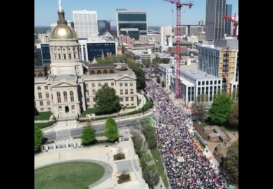 Miles marchan en Atlanta y Georgia este 28 de marzo en las protestas pacíficas No Kings. Pic. Georgia Equality