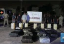 Elementos de la SEMAR aseguran cargamento de cocaína en lancha rápida en Michoacán.