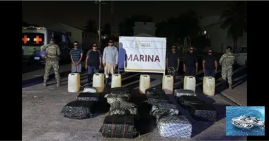 Elementos de la SEMAR aseguran cargamento de cocaína en lancha rápida en Michoacán.