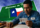 Trabajador en Texas revisando requisitos de licencia profesional del TDLR.
