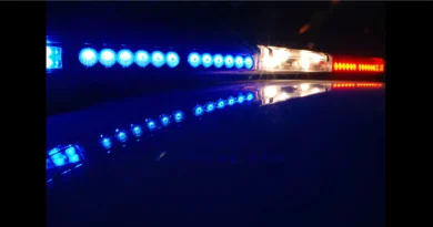 Oficiales de la Policía de Atlanta investigando escenas de tiroteos en el noroeste y suroeste de la ciudad durante la noche del lunes.