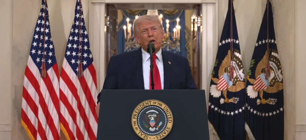 Donald Trump advierte que mandará a Irán "de vuelta a la Edad de Piedra" elevando la ofensiva militar estadounidense en el Medio Oriente. WH-The Border Reports