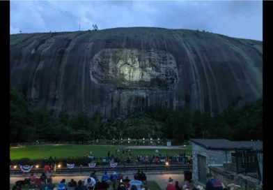 Casi 500 empleados de Stone Mountain Park enfrentan despidos en junio, checa los detalles. The Border Reports
