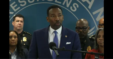 Padres de familia de menores que violen el toque de queda en Atlanta, serán sancionados con multas y prisión, advierte el alcalde Andre Dickens. APD-The Border Reports