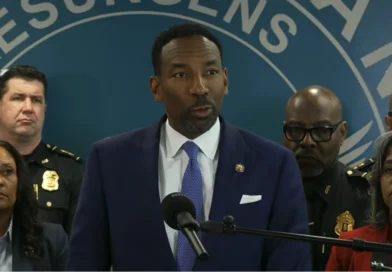 Padres de familia de menores que violen el toque de queda en Atlanta, serán sancionados con multas y prisión, advierte el alcalde Andre Dickens. APD-The Border Reports