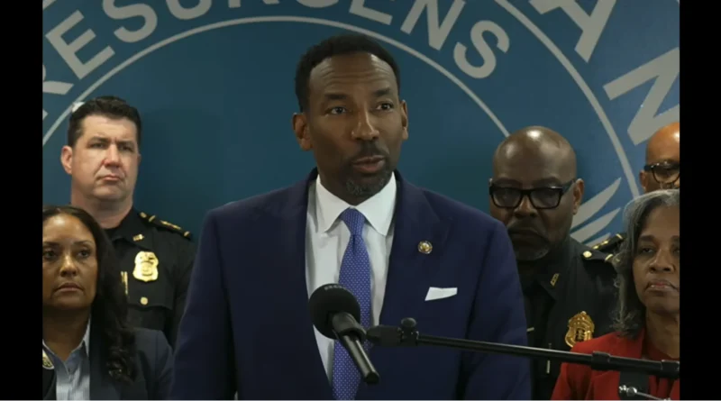 Padres de familia de menores que violen el toque de queda en Atlanta, serán sancionados con multas y prisión, advierte el alcalde Andre Dickens. APD-The Border Reports