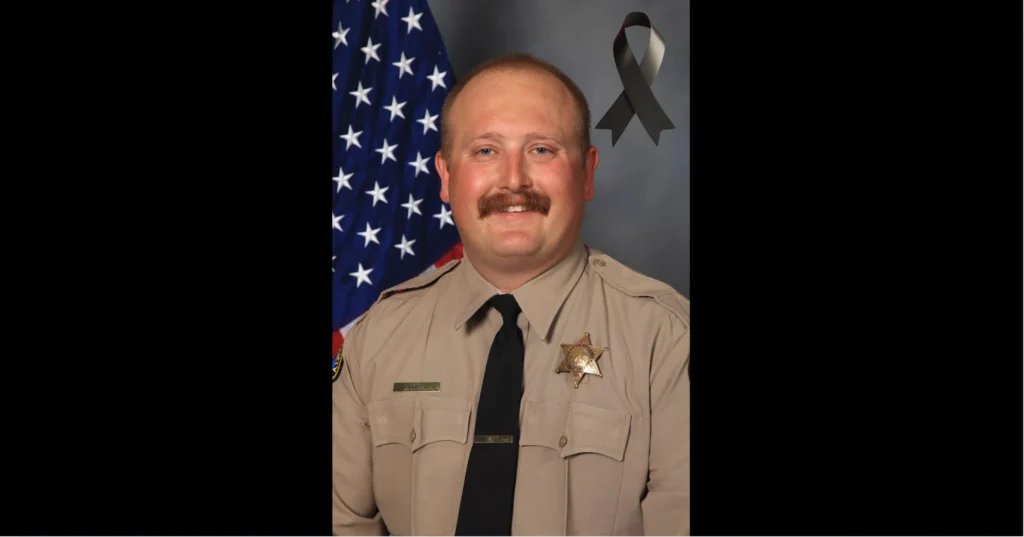 El detective Randy Hoppert, de 35 años y veterano con 6 años de servicio en el Tulare County Sheriff’s Office, fue asesinado el jueves 9 de abril de 2026 en Porterville, California. Tulare Sheriff-The Border Reports