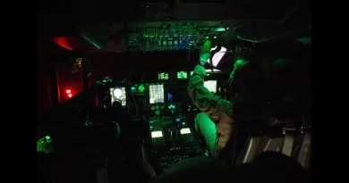 Buques de la Armada de EE.UU. inician el bloqueo en el Estrecho de Ormuz ordenado por el Presidente Trump. USCC-The Border Reports