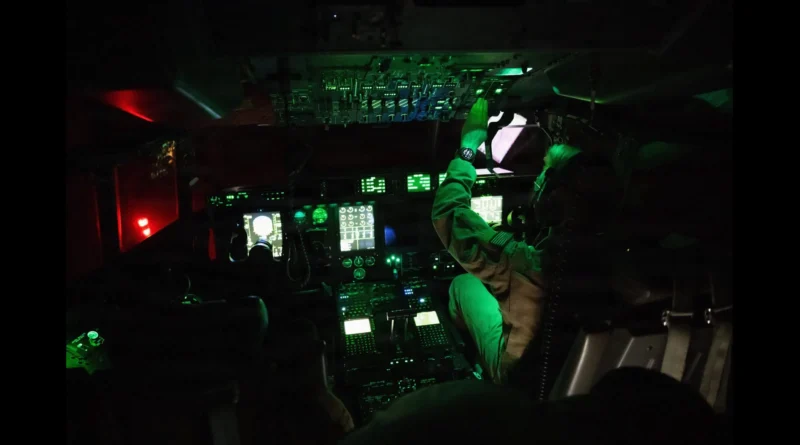 Buques de la Armada de EE.UU. inician el bloqueo en el Estrecho de Ormuz ordenado por el Presidente Trump. USCC-The Border Reports