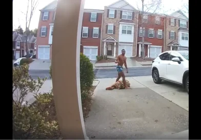 Kehma Johnson fue sometido con un Taser tras una violenta racha de ataques que incluyó a su madre anciana y a una vecina. Conoce los detalles de este impactante caso. GCPD-The Border Reports