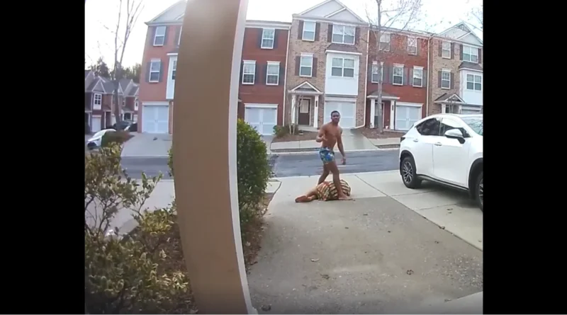 Kehma Johnson fue sometido con un Taser tras una violenta racha de ataques que incluyó a su madre anciana y a una vecina. Conoce los detalles de este impactante caso. GCPD-The Border Reports