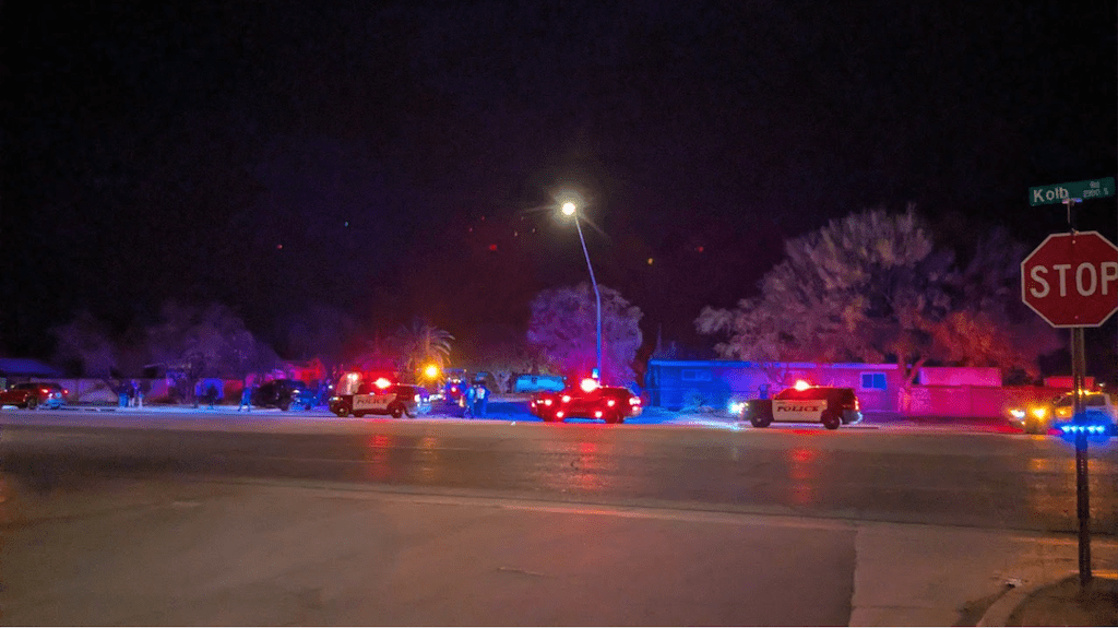 Un accidente presuntamente con heridos se registró la noche de este martes en Kolb Road y 29th al Sureste de Tucson.pic-RR-The Border Reports