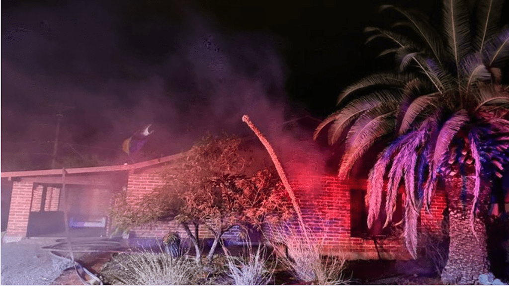 Incendio en casa de Tucson desplaza a residentes. pic-TFD-The Border Reports