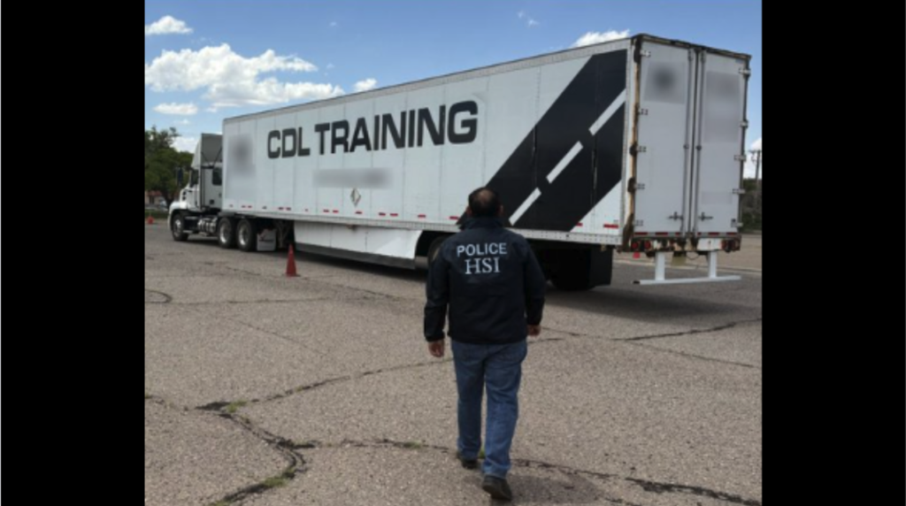 Más de 28 mil conductores de trailers han sido retirados por autoridades estadounidenses, muchos de ellos por no hablar inglés. Pic-HSI