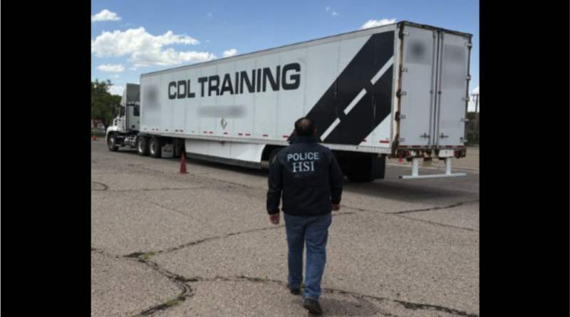 Más de 28 mil conductores de trailers han sido retirados por autoridades estadounidenses, muchos de ellos por no hablar inglés. Pic-HSI