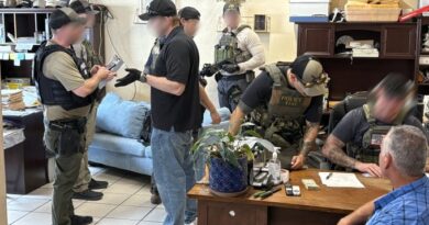 OPERATIVO FEDERAL EN NOGALES: HSI DETIENE A 2 MEXICANOS Y ASEGURAN ARMAS Y UN TRACTOCAMIÓN Agentes de HSI ejecutaron una orden de cateo en una escuela de conducción de camiones, donde fueron detenidos dos ciudadanos mexicanos. Pic-HSI-The Border Reports